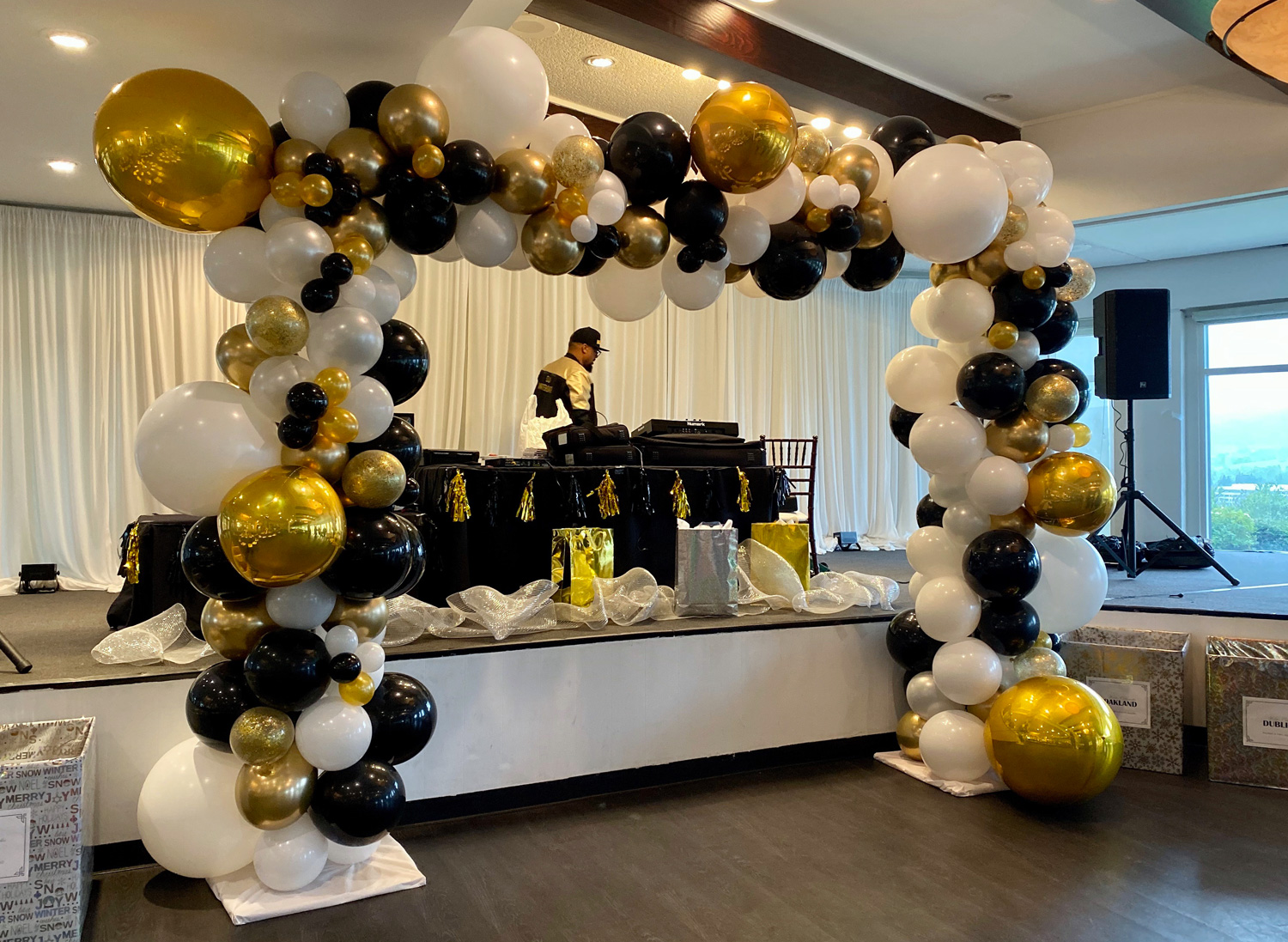 Bay Area Balloon - Elegant Organic Arch Frame